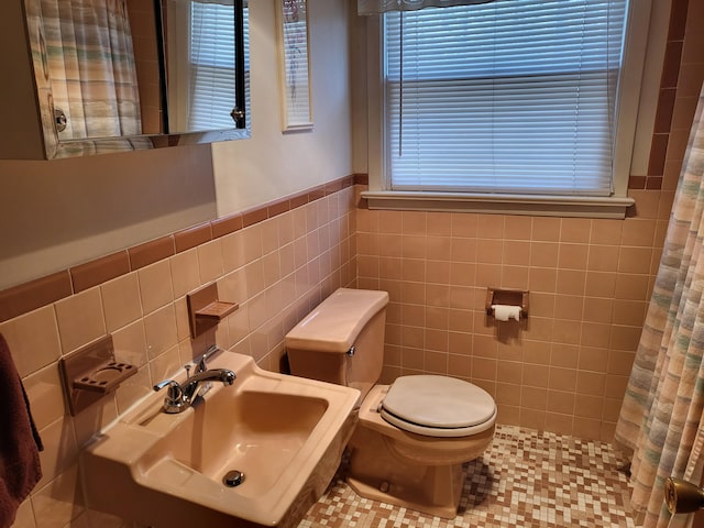 7425 W Dogwood Ln, Cresco, PA 18326 - bathroom featuring toilet, a shower with curtain, a sink, tile walls, and wainscoting