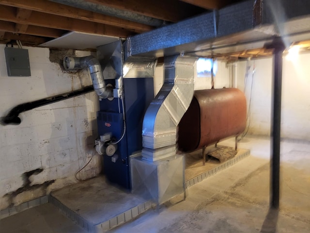 7425 W Dogwood Ln, Cresco, PA 18326 - utility room featuring oil tank
