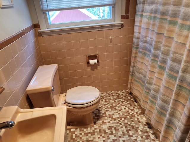 7425 W Dogwood Ln, Cresco, PA 18326 - full bathroom with toilet, a shower with shower curtain, a sink, and tile walls