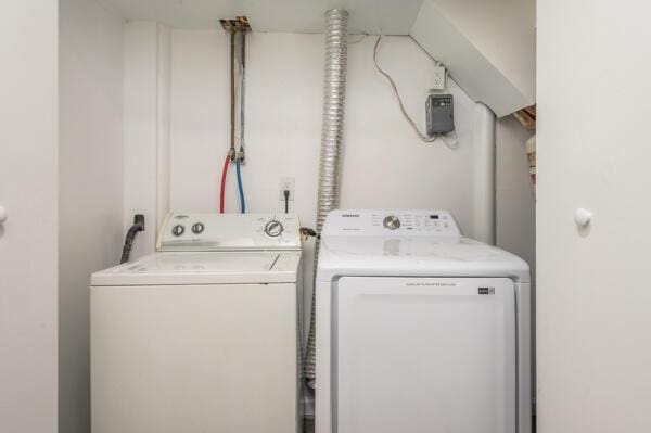117 Clifton Dr, Bushkill, PA 18324 - laundry area featuring washing machine and dryer