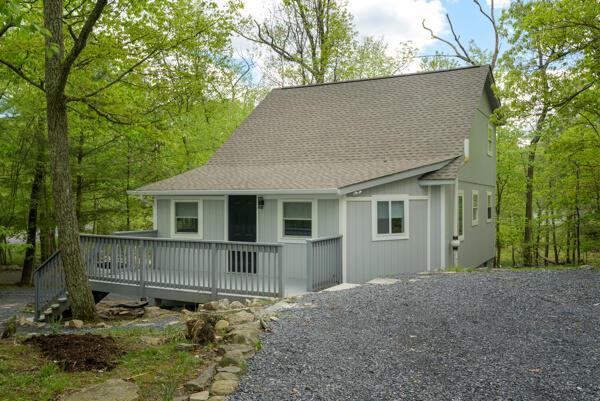 117 Clifton Dr, Bushkill, PA 18324 - back of house featuring a wooden deck, driveway, and a shingled roof