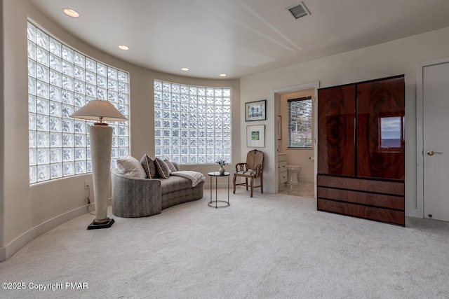 living area with baseboards, visible vents, carpet flooring, and recessed lighting