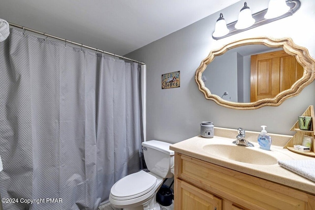 full bathroom featuring toilet, a shower with curtain, and vanity