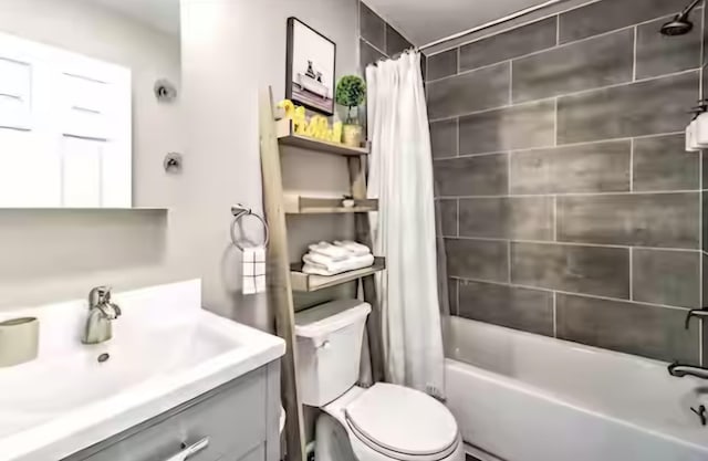 7126 Robinwood Dr, Tobyhanna, PA 18466 - full bath featuring shower / bathtub combination with curtain, vanity, and toilet