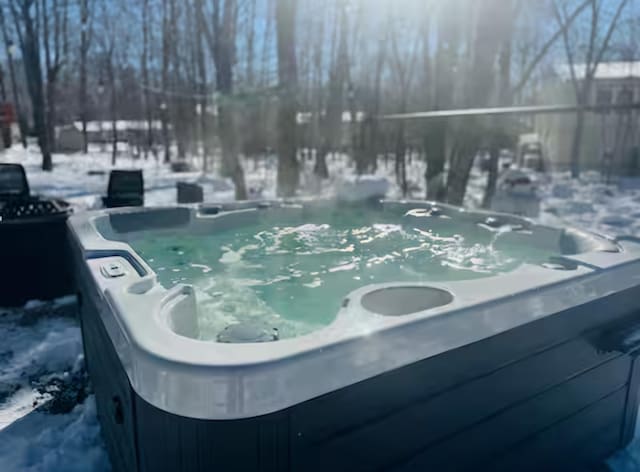7126 Robinwood Dr, Tobyhanna, PA 18466 - exterior space with a jacuzzi