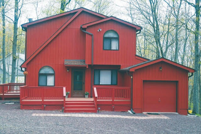 101 Withywindle Way, Tamiment, PA 18371 - chalet / cabin featuring an attached garage and covered porch