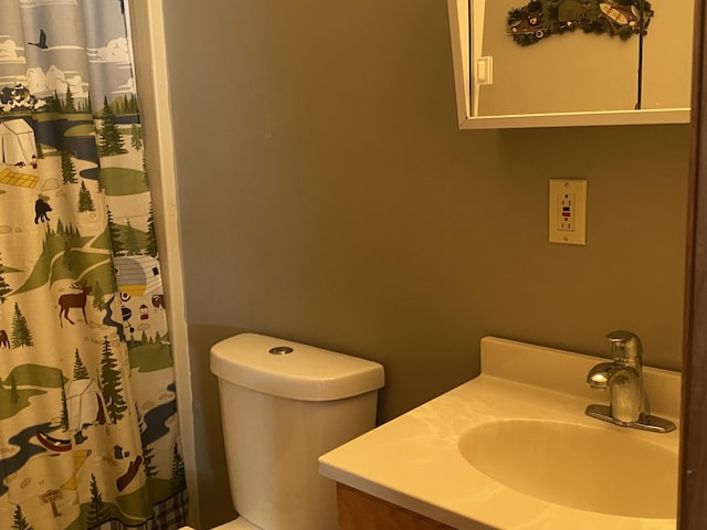 full bathroom with a shower with curtain, toilet, and vanity