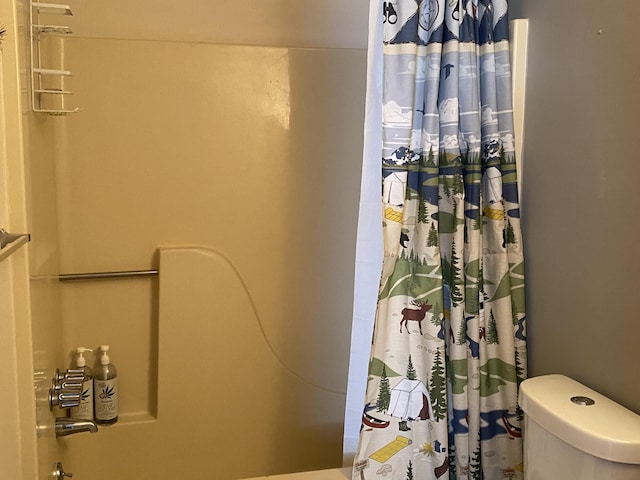 full bathroom featuring shower / bath combination with curtain and toilet