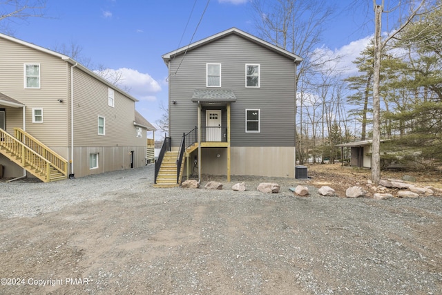 view of front facade with driveway