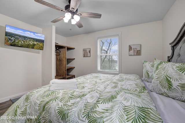 bedroom with ceiling fan