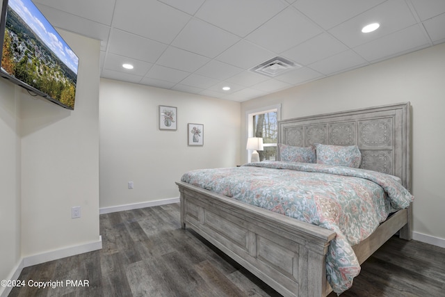 bedroom with baseboards, visible vents, wood finished floors, and recessed lighting