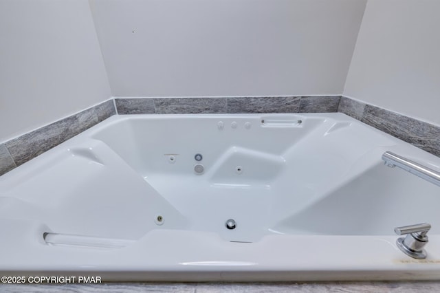 123 Shannon Ct, Bushkill, PA 18324 - full bath featuring a tub with jets