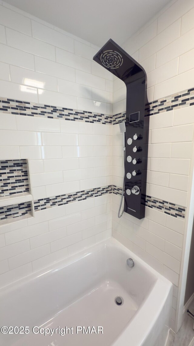 bathroom with tiled shower / bath combo