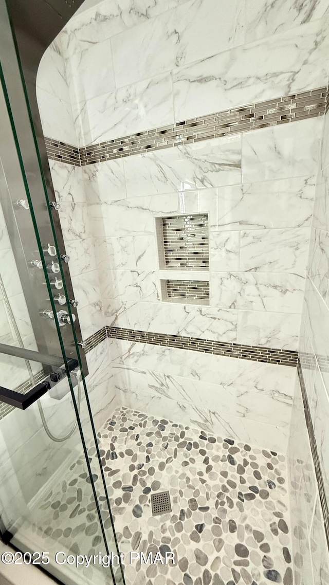 bathroom featuring a tile shower