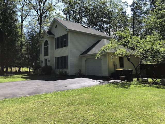 3813 Foxborough Ct, Stroudsburg, PA 18360 - view of front of home featuring asphalt driveway, a front yard, and roof with shingles