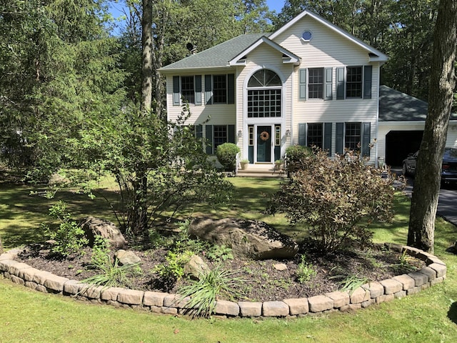 3813 Foxborough Ct, Stroudsburg, PA 18360 - colonial house featuring a front yard, a garage, and roof with shingles