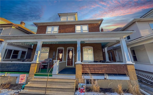 view of front of property featuring a porch