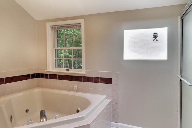 102 Crest Cir E, Stroudsburg, PA 18301 - full bath featuring a whirlpool tub