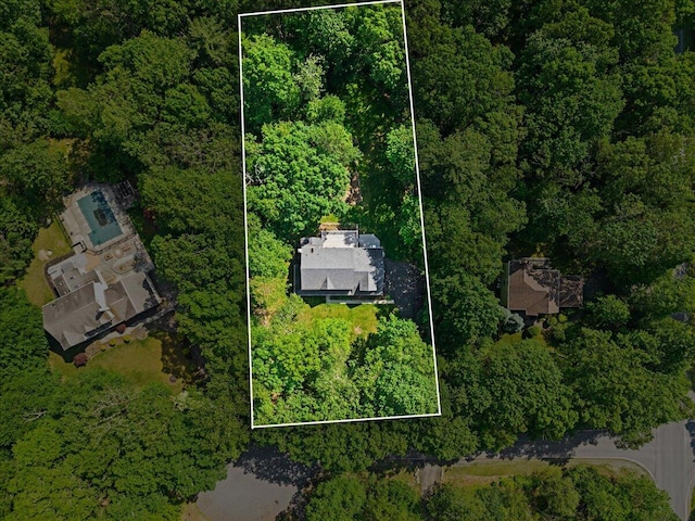 102 Crest Cir E, Stroudsburg, PA 18301 - aerial view of property and surrounding area with a heavily wooded area and property parcel outlined