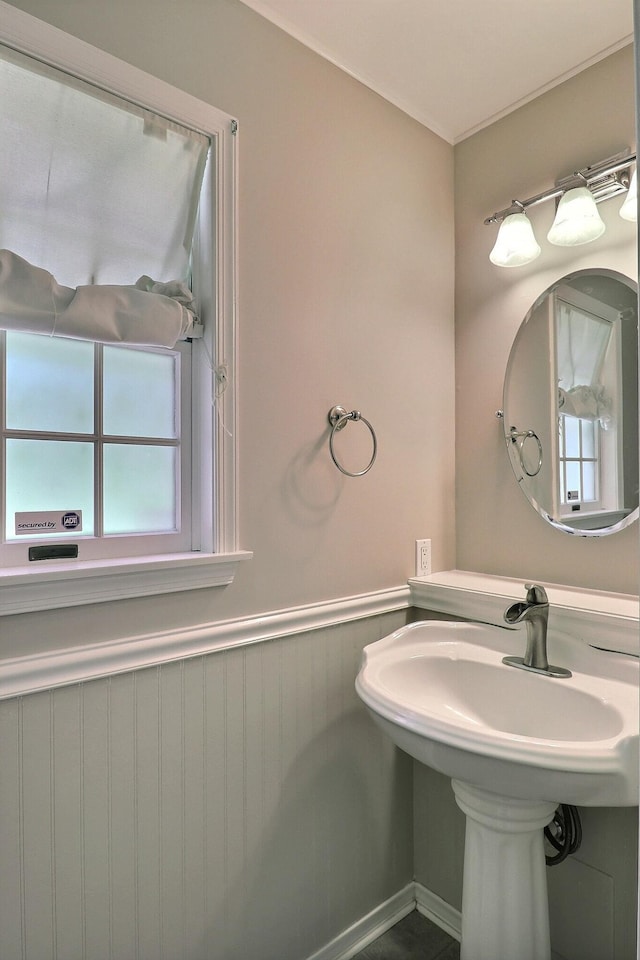 102 Crest Cir E, Stroudsburg, PA 18301 - bathroom featuring wainscoting