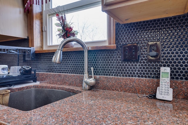 interior space featuring a sink and backsplash