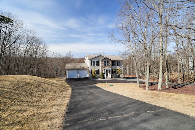 view of front facade featuring driveway