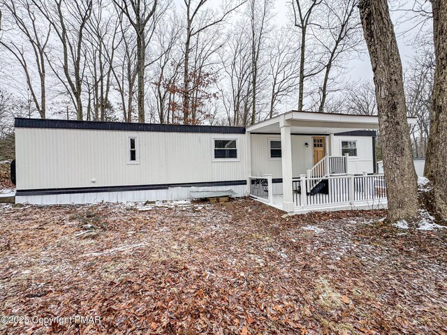 manufactured / mobile home featuring covered porch