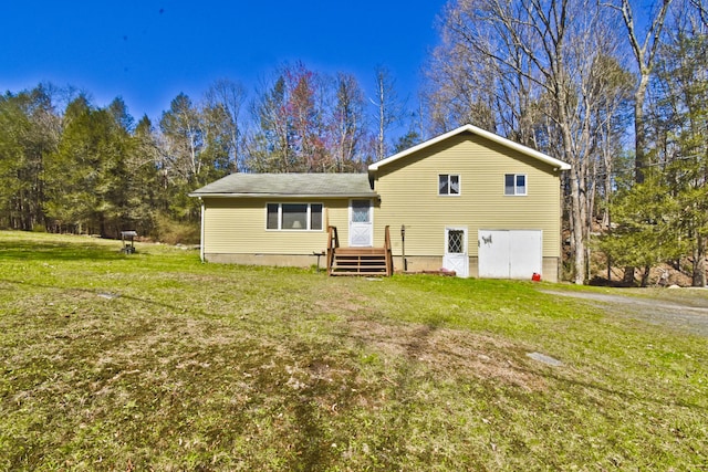 139 Place Ln, East Stroudsburg, PA 18301 - split level home with roof with shingles and a front lawn