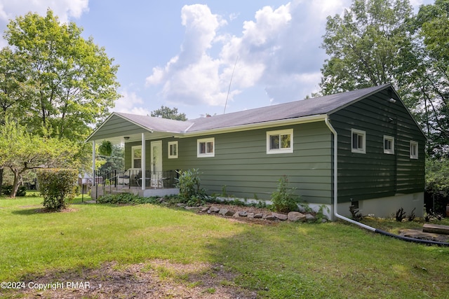 view of front of house featuring covered porch and a front yard