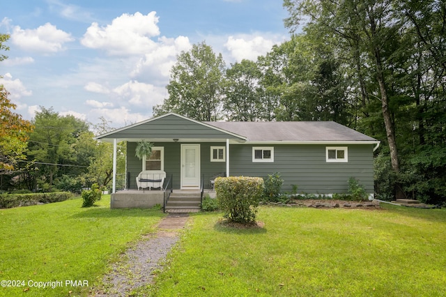 view of front of property featuring a porch and a front yard