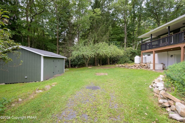 view of yard with an outbuilding