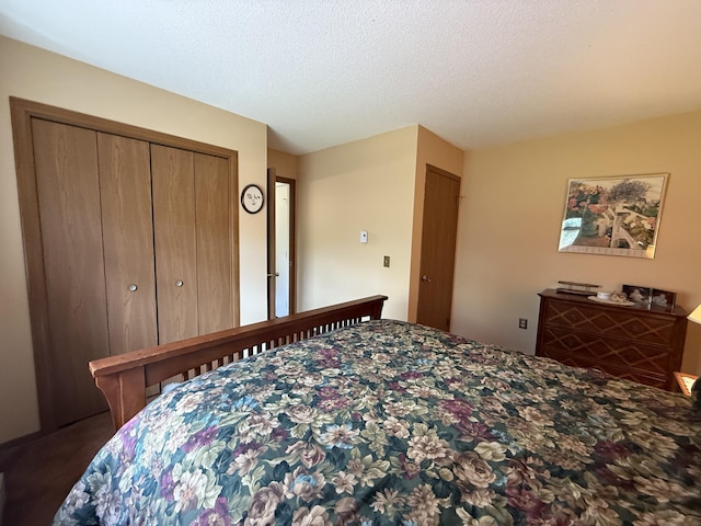 343 Echo Lake Rd, Tobyhanna, PA 18466 - bedroom featuring a closet and a textured ceiling