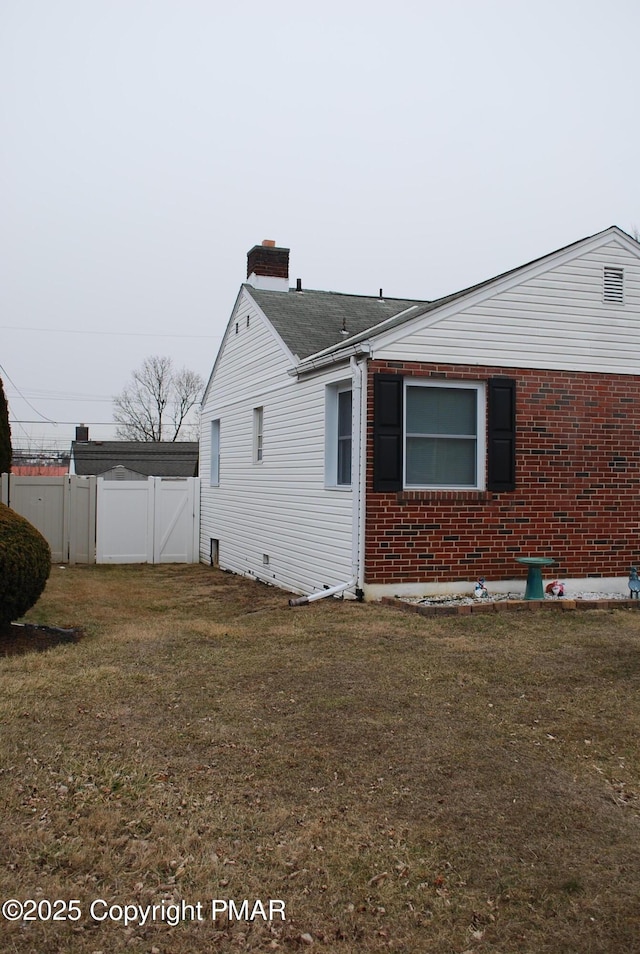 view of side of property featuring a lawn