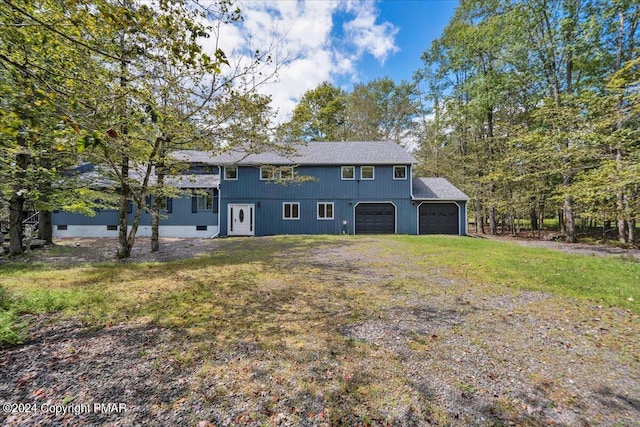 view of front of house featuring crawl space, driveway, and a front lawn