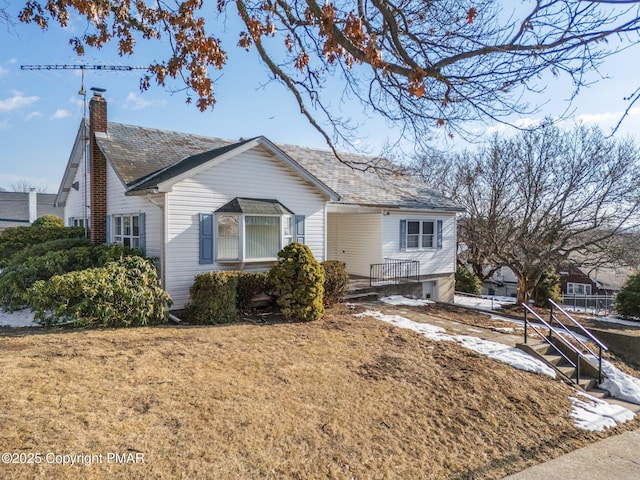 view of front of property with a front yard