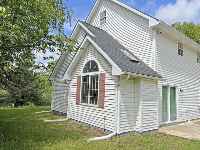 2138 Hill Rd, Effort, PA 18330 - view of side of home featuring a shingled roof and a yard