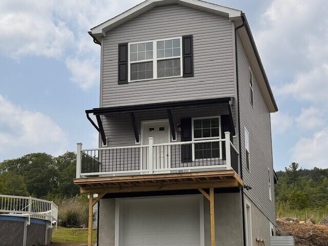 1025 W Princeton Ave, Palmerton, PA 18071 - view of front of home with a garage