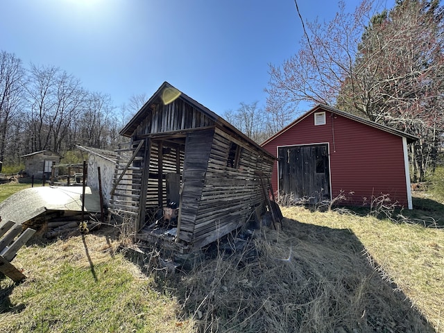 337 Summit Rd, Swiftwater, PA 18370 - view of side of home with an outdoor structure and a lawn