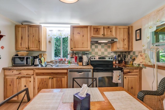 2459 Overlook Ln, Pocono Pines, PA 18350 - kitchen with stainless steel appliances, under cabinet range hood, tasteful backsplash, and wood finished floors