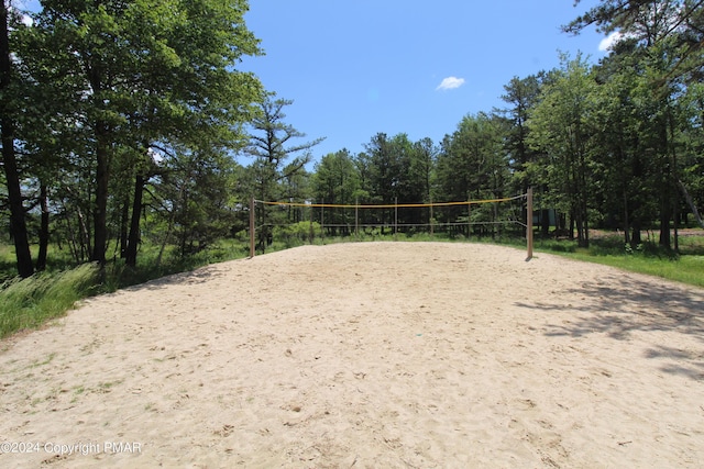 surrounding community with volleyball court