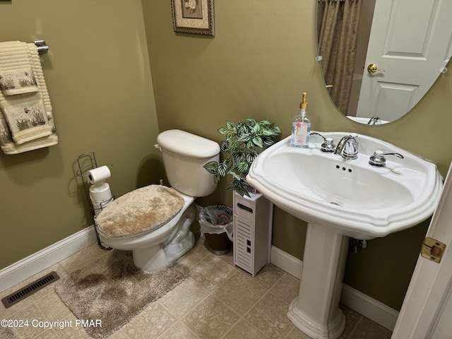 bathroom featuring visible vents, toilet, a shower with shower curtain, and baseboards