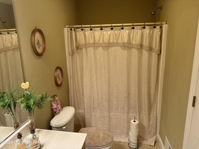 bathroom with a shower with curtain, toilet, and vanity