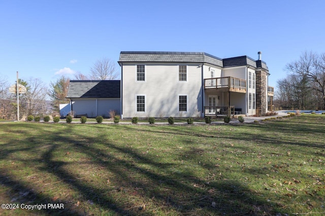 back of house featuring a yard