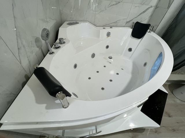 108 Devils Hole Rd, Cresco, PA 18326 - room details featuring a whirlpool tub
