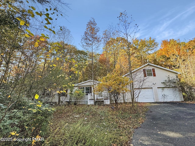 228 Victory Ln, Stroudsburg, PA 18360 - view of front facade featuring asphalt driveway