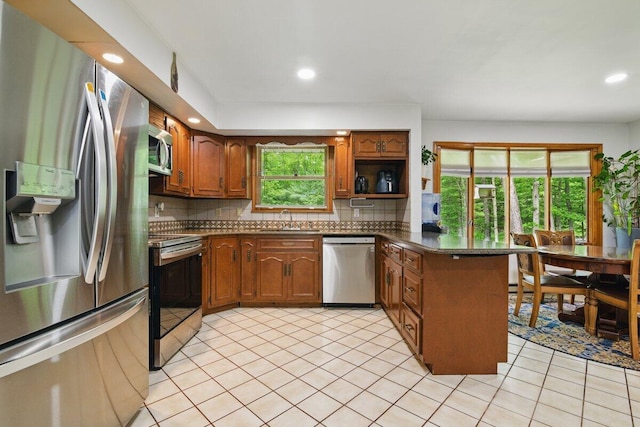 3106 Janet St, East Stroudsburg, PA 18301 - kitchen with stainless steel appliances, dark countertops, a peninsula, decorative backsplash, and recessed lighting