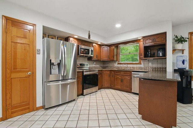3106 Janet St, East Stroudsburg, PA 18301 - kitchen featuring stainless steel appliances, a sink, a peninsula, tasteful backsplash, and recessed lighting