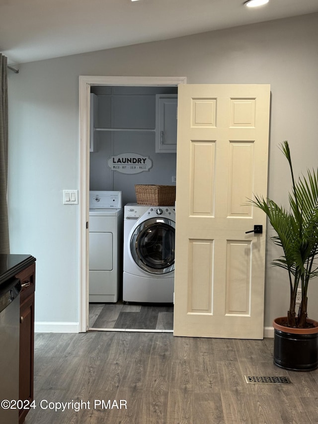 laundry area with dark wood-style floors, independent washer and dryer, and baseboards