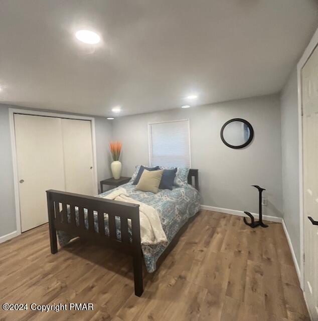 bedroom featuring recessed lighting, wood finished floors, and baseboards