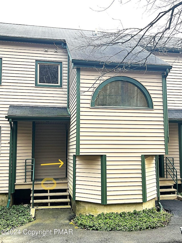 view of front of property featuring a porch